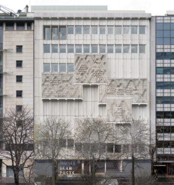 Une façade de bâtiment